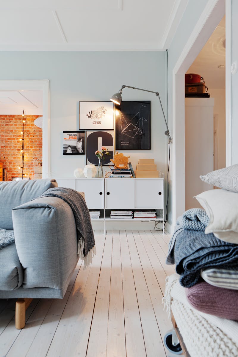 liten plass ungt trendy smarte losninger stue stringhylle lampe
